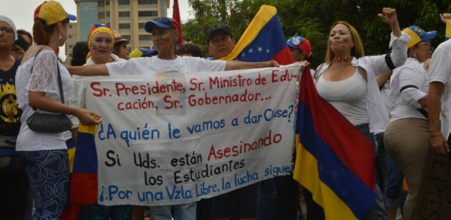 Maracuchas marchan por la libertad de Venezuela