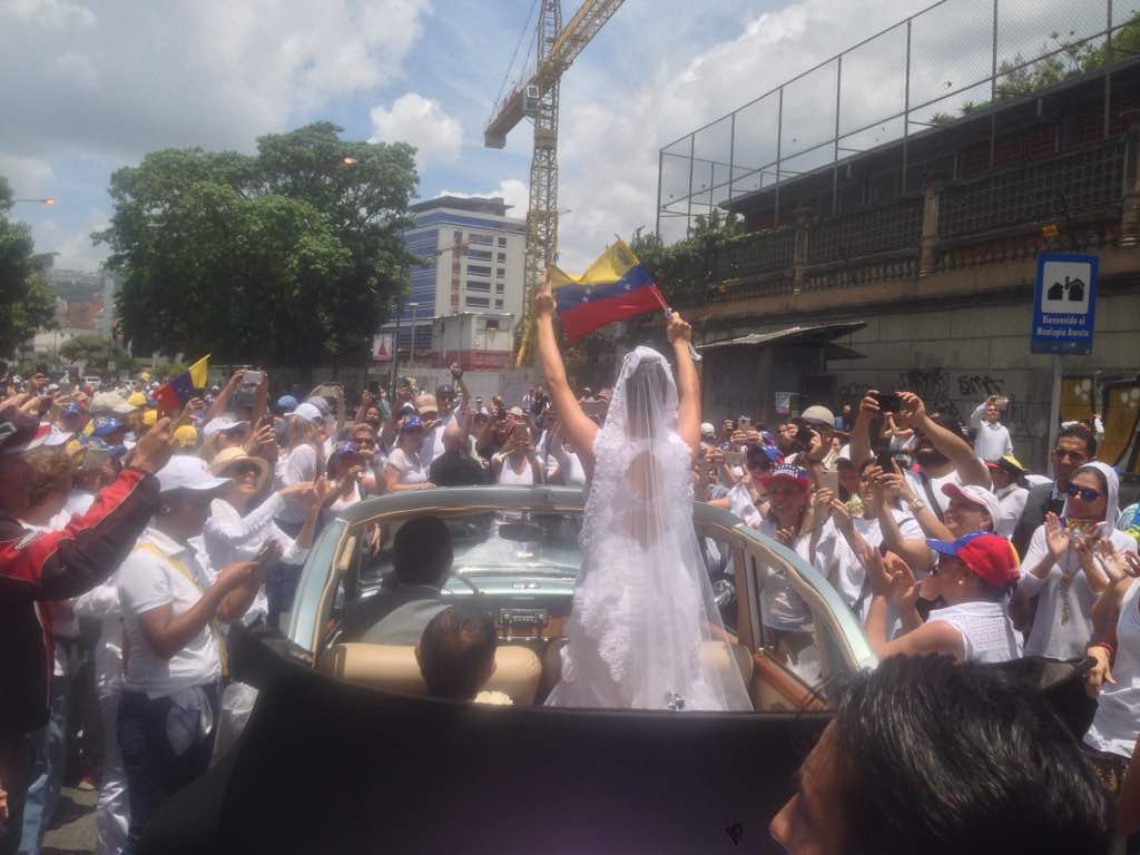 Mujer sale de su boda y se une a la marcha contra la represión #6May