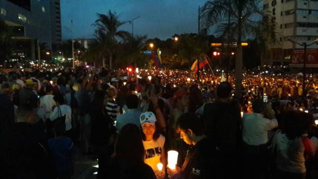 Concentración por los caídos en Parque Cristal. Foto: Eduardo de la Concha /LaPatilla