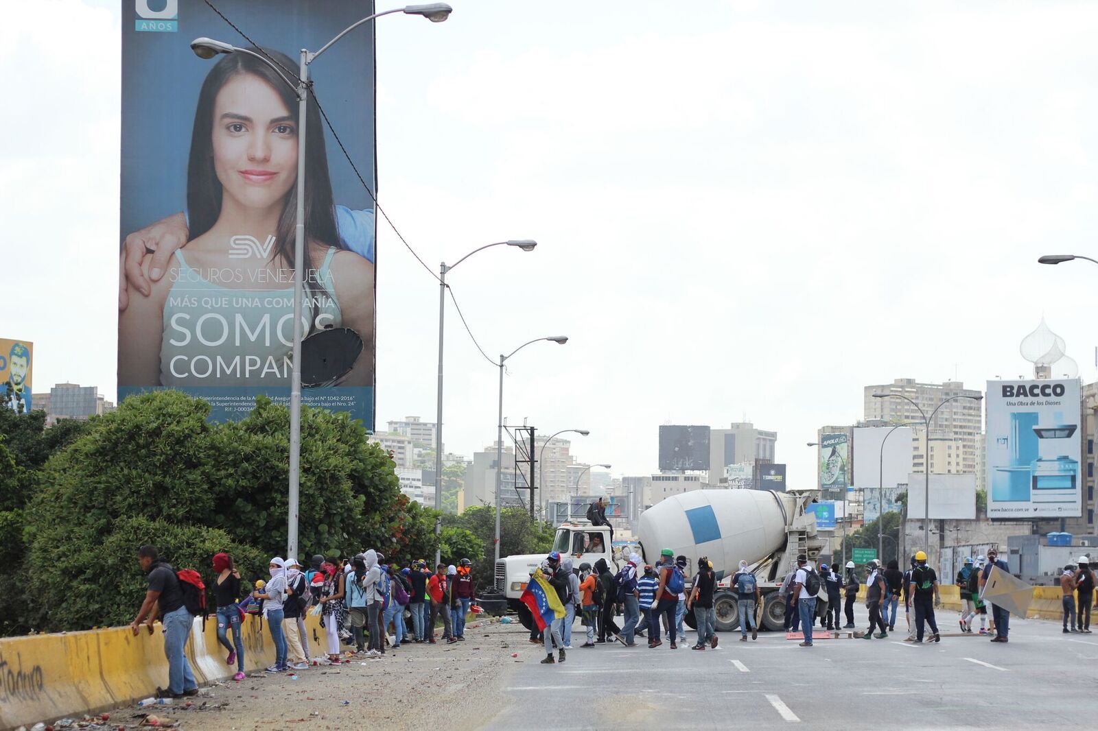 Gandolas cierran el paso en la Autopista Francisco Fajardo #27May