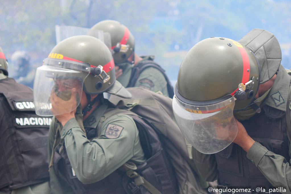 ¡Verdugo no pide clemencia!… Estos GNB se ahogaron con sus mismos gases este #3May (FOTOS+ Awww)