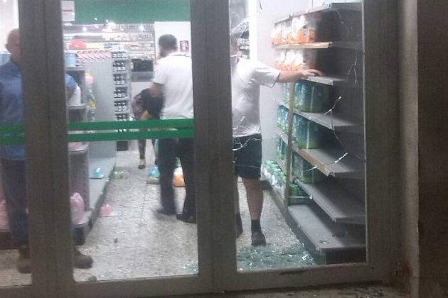 Reportan al menos dos comercios saqueados en Falcón la noche de este jueves