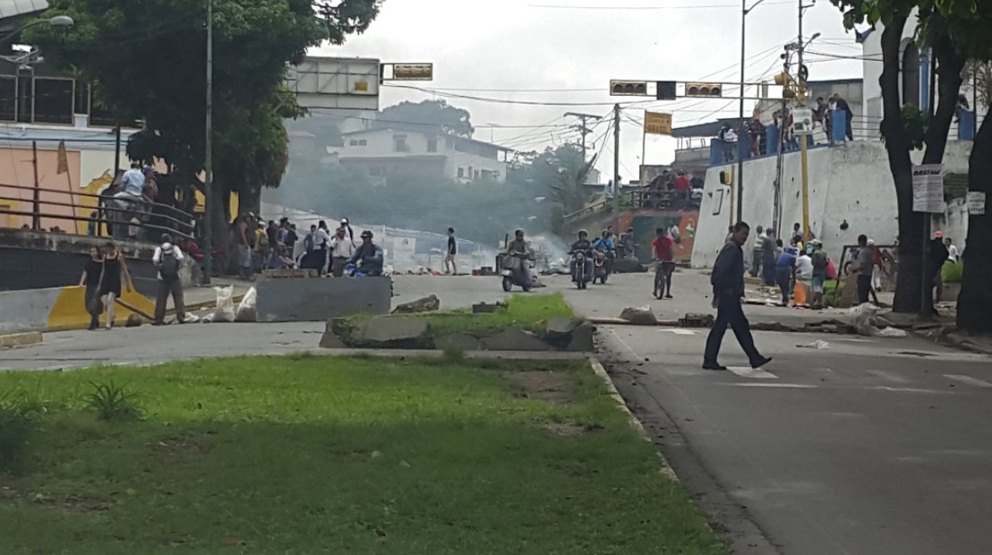 Escombros impiden el paso en la calle El Progreso de El Hatillo (FOTOS)