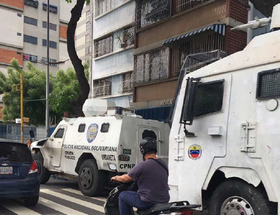 GNB amedrenta a manifestantes con tanquetas en Chacaíto #10May (Fotos)