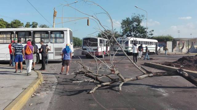 Jóvenes protestan en la avenida Guajira de Maracaibo