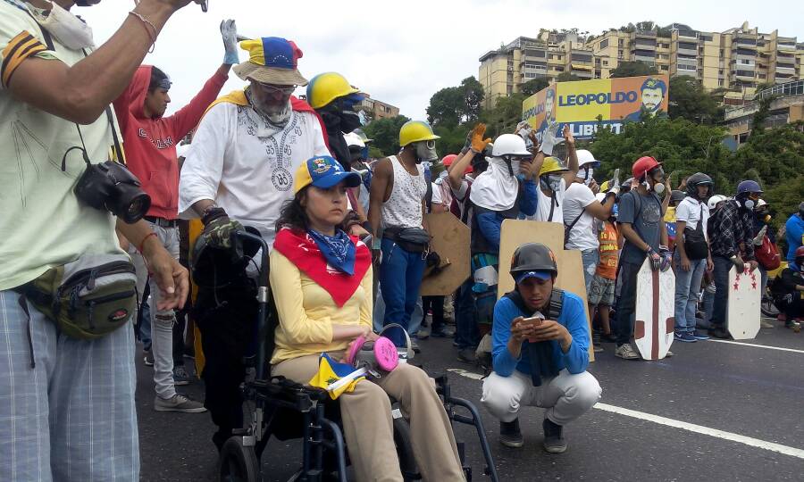 Frente a las bombas chavistas… el Gloria Al Bravo Pueblo venezolano (VIDEO)