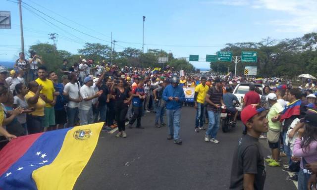 Así esperaban los varguenses a la movilización de Caracas. Foto: Régulo Gómez /lapatilla.1eye.us