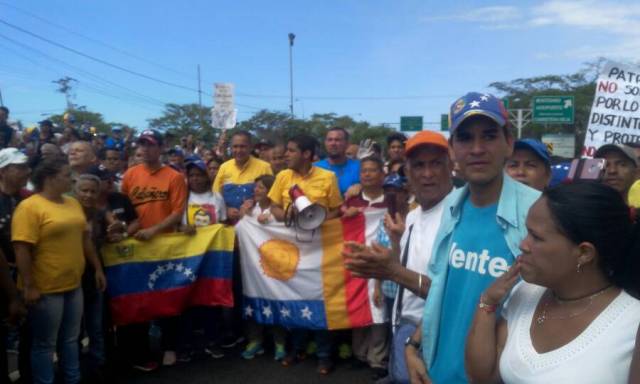 Así esperaban los varguenses a la movilización de Caracas. Foto: Régulo Gómez /lapatilla.1eye.us
