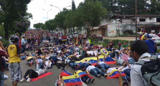 Madres tachirenses efectuaron una representación en honor a los caídos durante las protestas. Fotos: @dcusnir82 