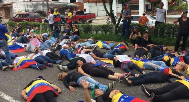 Madres tachirenses efectuaron una representación en honor a los caídos durante las protestas. Fotos: @dcusnir82 