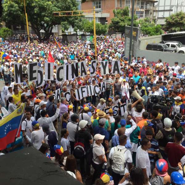 Manifestantes toman rumbo hacia la autopista Francisco Fajardo (Foto: Jesús Medina)