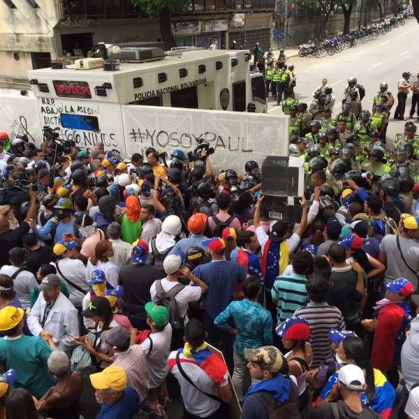 Manifestantes toman rumbo hacia la autopista Francisco Fajardo (Foto: Jesús Medina)