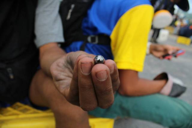 Balines de acero y metras disparó la GNB y PNB en la Fajardo a aislados de la Unidad que manifestaron en la Fajardo. Foto: Régulo Gómez / lapatilla.1eye.us