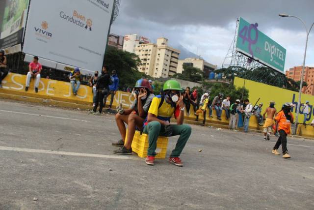 Balines de acero y metras disparó la GNB y PNB en la Fajardo a aislados de la Unidad que manifestaron en la Fajardo. Foto: Régulo Gómez / lapatilla.1eye.us