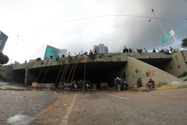 Balines de acero y metras disparó la GNB y PNB en la Fajardo a aislados de la Unidad que manifestaron en la Fajardo. Foto: Régulo Gómez / lapatilla.1eye.us