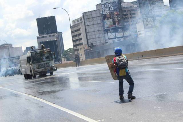 La brutal represión con ballenas contra los manifestantes en Caracas. Foto: régulo Gómez / lapatilla.1eye.us