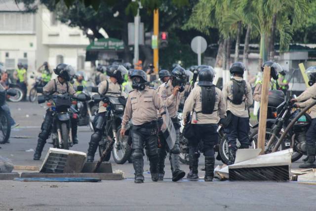 Lanzan gases lacrimógenos cerca de la emergencia de la Policlínica Las Mercedes. Foto: Régulo Gómez / lapatilla.1eye.us