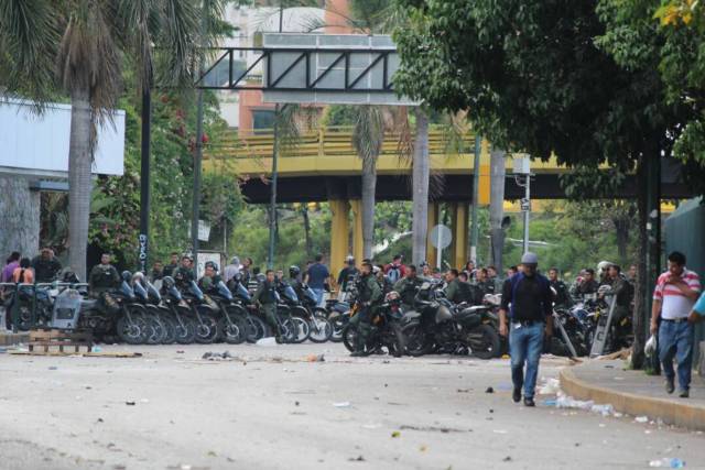 Las Mercedes en dos perspectivas: Cuerpos de seguridad Vs Escuderos Libertarios Foto: Régulo Gómez / lapatilla.1eye.us