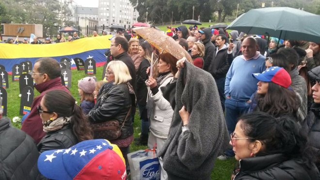 Venezolanos protestaron en la Plaza San Martín de Buenos Aires este #20May (FOTOS)