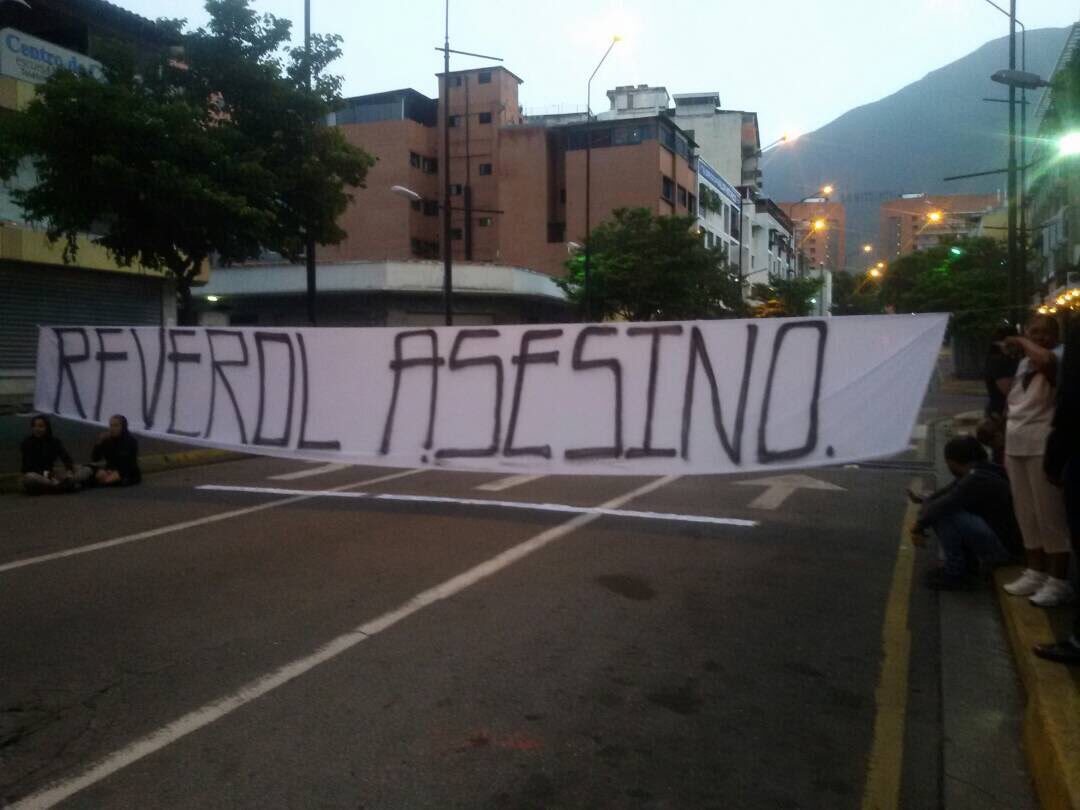 Vecinos de Chacao desplegaron pancarta contra ministro Reverol #25May