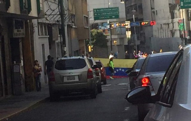 Cierre parcial de la calle Guaicaipuro de Chacao este #26May / Foto @Lauraartal