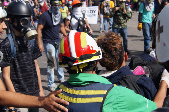 Reportan un afectado por inhalación de gases lacrimógenos en Las Mercedes. Foto: Gabriela Gómez / lapatilla.1eye.us