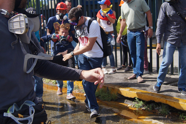 Reportan un afectado por inhalación de gases lacrimógenos en Las Mercedes. Foto: Gabriela Gómez / lapatilla.1eye.us