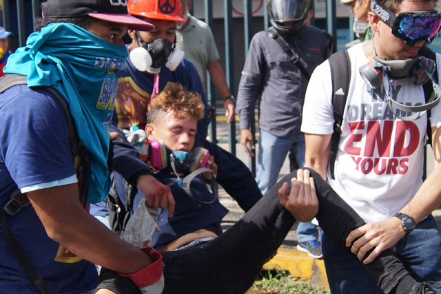 Reportan un afectado por inhalación de gases lacrimógenos en Las Mercedes. Foto: Gabriela Gómez / lapatilla.1eye.us