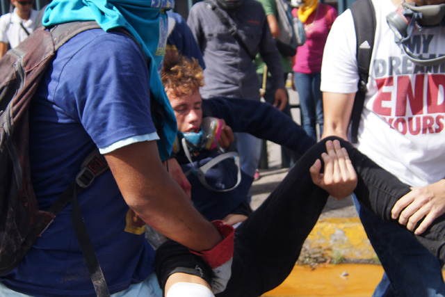 Reportan un afectado por inhalación de gases lacrimógenos en Las Mercedes. Foto: Gabriela Gómez / lapatilla.1eye.us