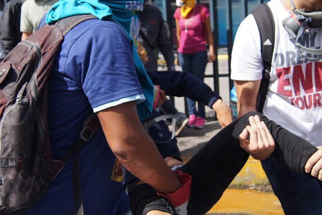 Reportan un afectado por inhalación de gases lacrimógenos en Las Mercedes. Foto: Gabriela Gómez / lapatilla.1eye.us