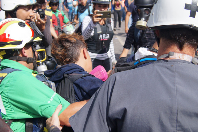 Reportan un  afectado por inhalación de gases lacrimógenos en Las Mercedes. Foto: Gabriela Gómez / lapatilla.1eye.us