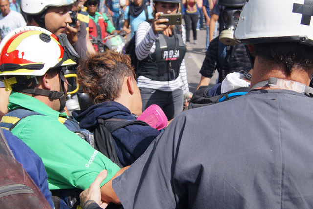 Reportan un afectado por inhalación de gases lacrimógenos en Las Mercedes. Foto: Gabriela Gómez / lapatilla.1eye.us