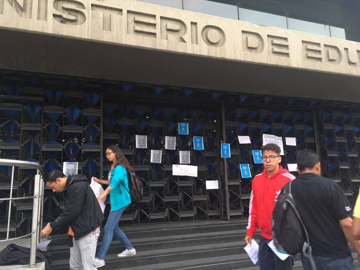 Estudiantes pegaron carteles en el Ministerio de Educación #23May (Fotos)