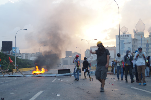 Represión en la Autopista Francisco Fajardo. Foto: Gabriela Gómez /Lapatilla