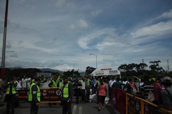 La afluencia de gente atravesando los puentes internacionales Simón Bolívar y Francisco de Paula Santander no es tan numerosa como en semanas anteriores. (Foto/JGH)