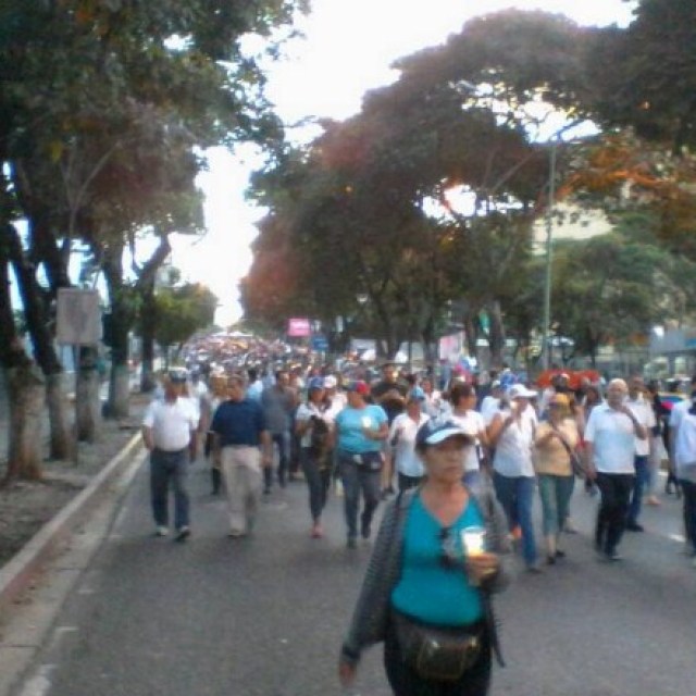 Desafiando la roja oscuridad, Venezuela se manifiesta en honor a los caídos en protestas