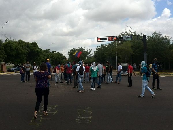 Estudiantes universitarios trancan acceso a LUZ