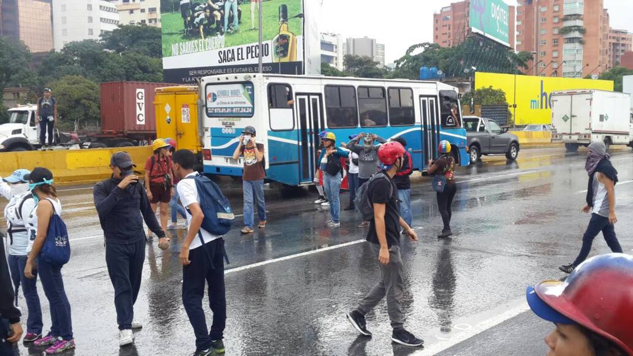 Manifestantes se concentran en la autopista Francisco Fajardo