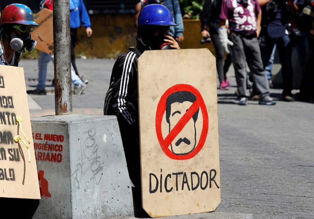 Cuerpos de seguridad no dan tregua y arremetieron con gases contra los estudiantes. REUTERS/Carlos Garcia Rawlins