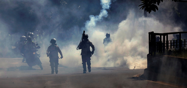 Cuerpos de seguridad no dan tregua y arremetieron con gases contra los estudiantes. REUTERS/Carlos Garcia Rawlins TPX IMAGES OF THE DAY