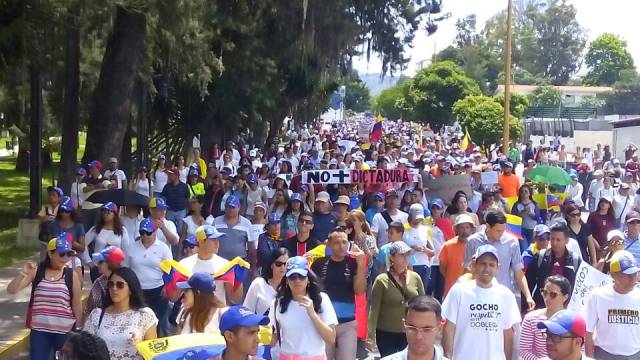 Manifestantes tomaron las calles de Mérida (Foto: @leoperiodista)  