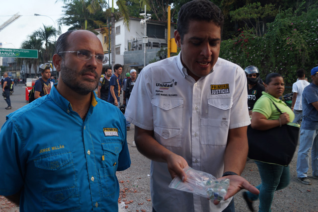 El diputado a la AN, José Manuel Olivares muestra las metras lanzadas contra los manifestantes en Las Mercedes. Foto: Gabriela Gómez / lapatilla.1eye.us