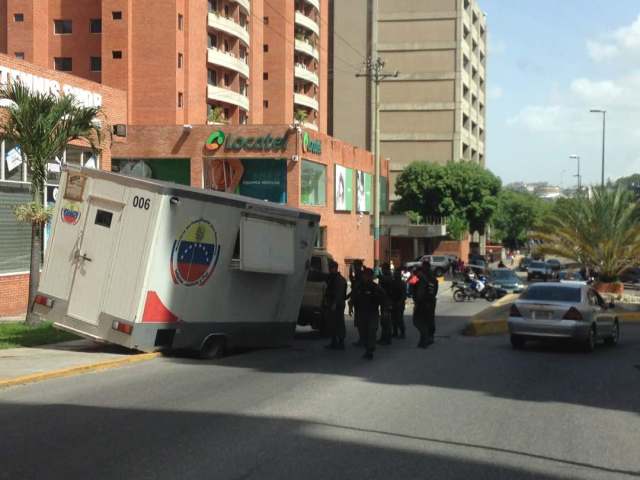 Foto: Cerrados los accesos a Los Próceres este viernes 26 de mayo / @lirioperezpetit