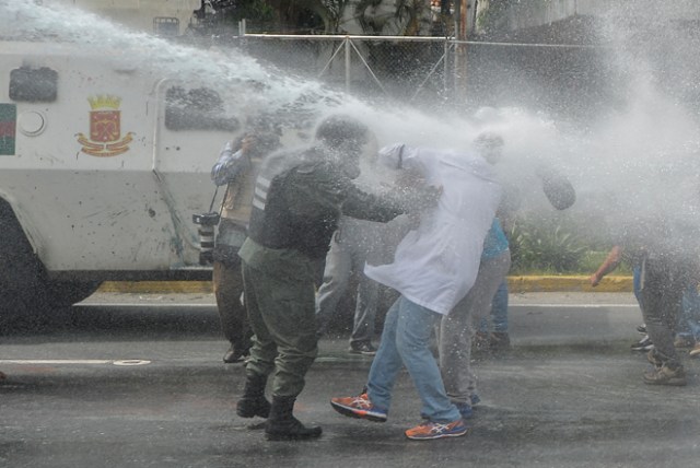 Represión a marcha de salud este #22May / AFP PHOTO / LUIS ROBAYO