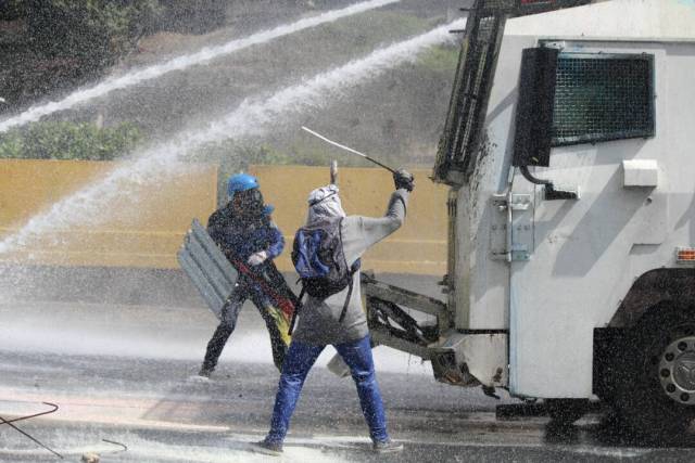 La resistencia no cede ante la brutal represión de la GN en la Fajardo. Foto: Régulo Gómez / lapatilla.1eye.us