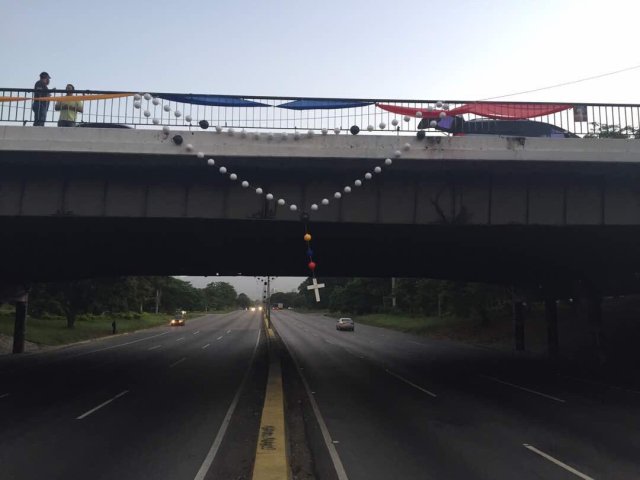 Foto: Cuelgan inmeso rosario en el distribuidor El Trigal / ACN