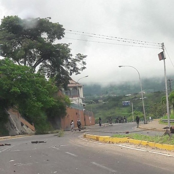 El paso en la vía principal de Táriba está obstaculizado (Foto: @aboghumanista)