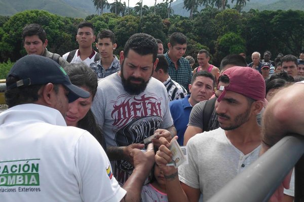 Muchas personas que este martes viajaron hasta el puente internacional Simón Bolívar ignoraban que Migración Colombia solicita la Tarjeta de Movilidad Fronteriza. (Foto/JGH)