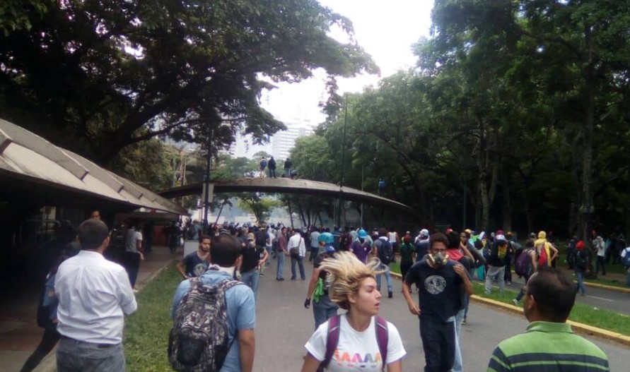 Rocían con gas pimienta a estudiantes de la UCV (video)