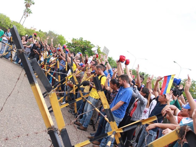 Estudiantes zulianos marchan en contra de las “prácticas terroristas de Maduro”